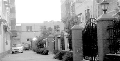 拉警戒線的地方就是高家居住的15號樓。高天峰居住在榮華小區(qū)一棟復(fù)式二層樓，三戶人家各有獨院。榮華小區(qū)一名業(yè)主供圖