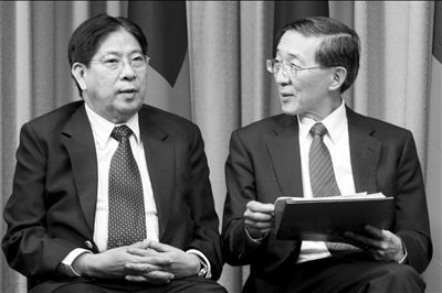 昨天凌晨,菲駐臺北馬尼拉經(jīng)濟文化辦事處代表白熙禮(左)與臺灣外事部門負責人林永樂在臺北共同舉行記者會。圖/CFP