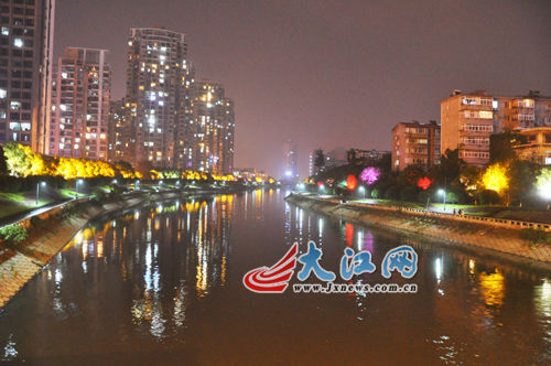 夜幕下的玉帶河，風(fēng)景很好，但是臭氣熏天。