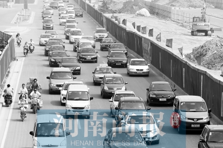 因施工封路，中州大道上的車輛行駛緩慢 王春勝/攝