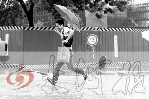 鄭州經(jīng)三路與北環(huán)交叉口處，積水較深，行人們不得不“練輕功”。 記者 白周峰 攝影