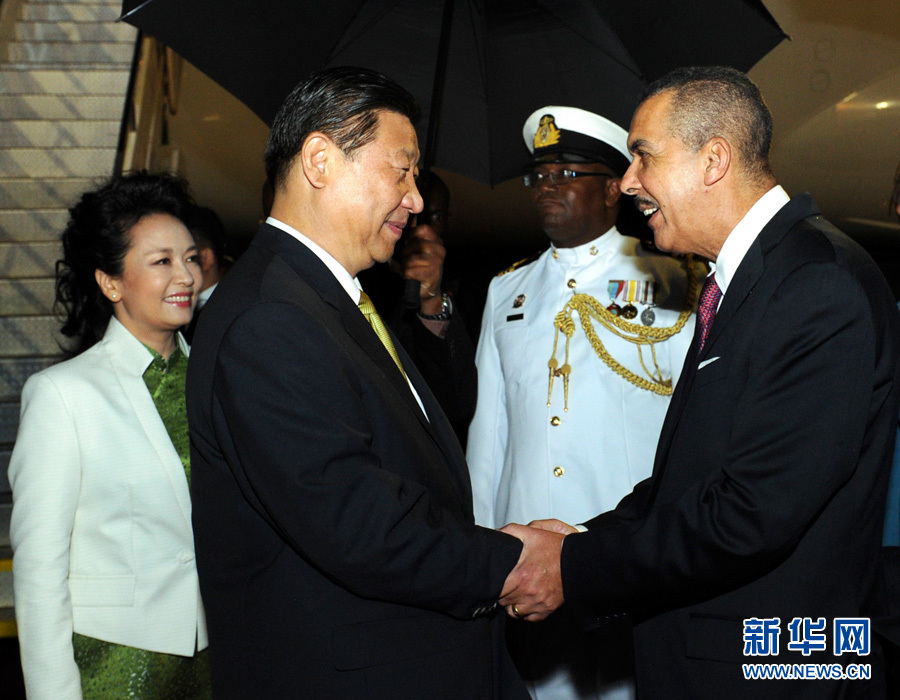 特立尼達(dá)和多巴哥總統(tǒng)卡莫納夫婦、總理比塞薩爾等到機(jī)場(chǎng)迎接習(xí)近平和夫人彭麗媛。饒愛(ài)民 攝