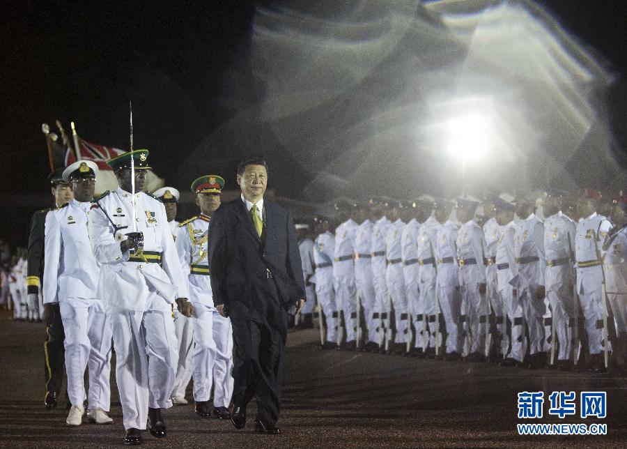 這是習(xí)近平主席檢閱儀仗隊(duì)。 蘭紅光 攝