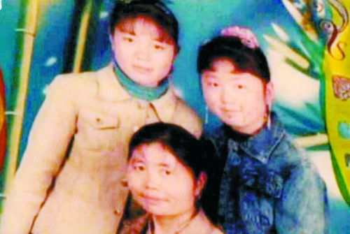 兩個女兒已長大成人,妻子也已歸來,這個分離12年的家庭,離幸福越來越近(翻拍)。