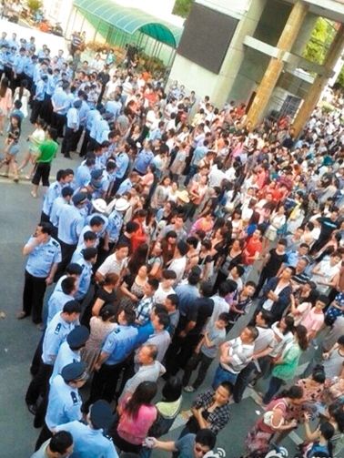 　考生家長(zhǎng)圍堵在考點(diǎn)門口。 網(wǎng)絡(luò)截圖