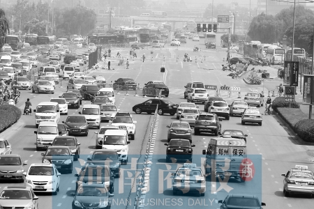 花園路封道施工，通行不暢 王春勝/攝