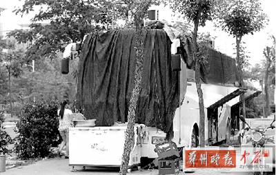 這就是涉嫌占道經(jīng)營的無證“巴士餐廳” 這就是涉嫌占道經(jīng)營的無證“巴士餐廳”