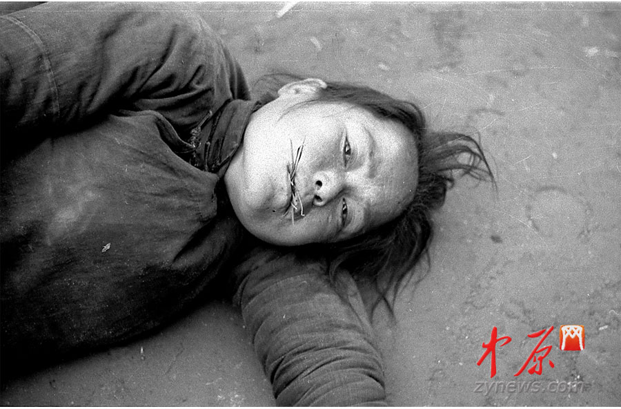 饑荒受災者，她嘴里咬了幾根草