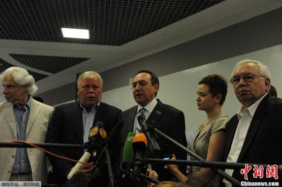 據(jù)外媒報道，美國“棱鏡”監(jiān)控計劃泄密者愛德華·斯諾登于莫斯科時間7月12日在莫斯科謝列梅捷沃機(jī)場與多家人權(quán)機(jī)構(gòu)代表人士舉行會談。圖為參加會談的人權(quán)代表接受媒體采訪。