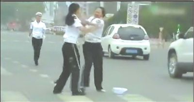 兩名“女交警”馬路中央廝打。圖/東方IC