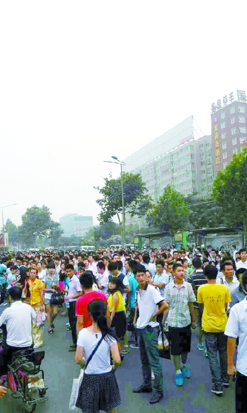 　早高峰等公交，場面蔚為壯觀（網(wǎng)友供圖）。