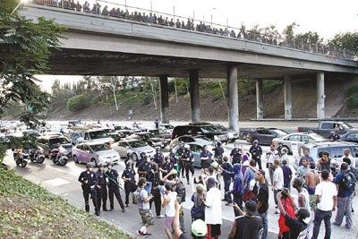 地點(diǎn):美國(guó)洛杉磯。大批警察和示威者正在對(duì)峙