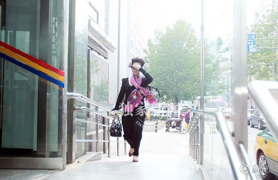 2013年7月22日，李某輪奸案庭前會(huì)議在海淀某法庭舉行，現(xiàn)場(chǎng)有大批媒體等候。