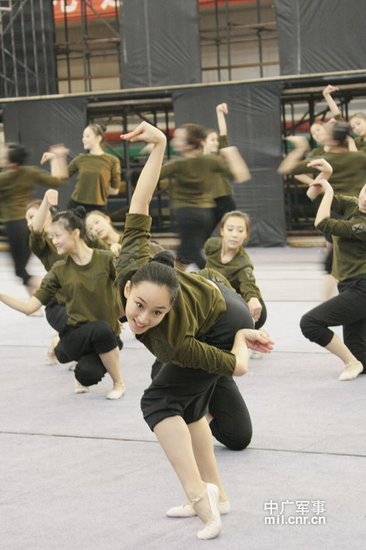 國防大學(xué)教授:文工團(tuán)被妖魔化 文藝兵有存在必要 國防大學(xué)教授:文工團(tuán)被妖魔化 文藝兵有存在必要