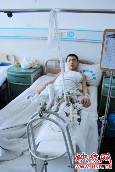 “如果有人肯幫我出4萬元的醫(yī)藥費，我愿意為他免費工作3年，多苦多累都行?！?月26日，躺在病床里上的