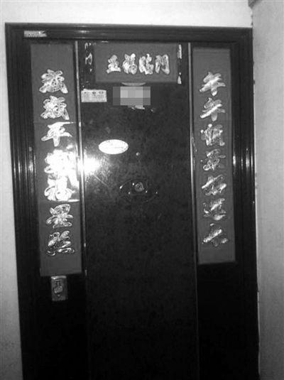 昨天22時(shí)許,被摔女童家房門(mén)緊閉,多名家屬稱(chēng),在協(xié)商處理孩子后事。新京報(bào)記者 楊鋒 攝