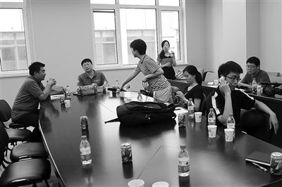 昨日，什剎海街道辦事處第四會議室，“什剎海女童練攤父親被打”事件的通氣會現(xiàn)場。