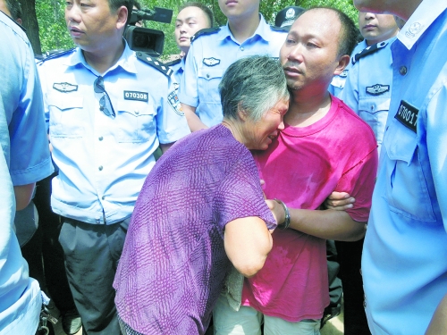 潛逃23年，歸案之時(shí)再見父母，最不能承受的究竟是誰？