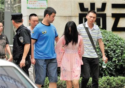一名女犯罪嫌疑人被警方押出。新華社記者 薛玉斌 攝