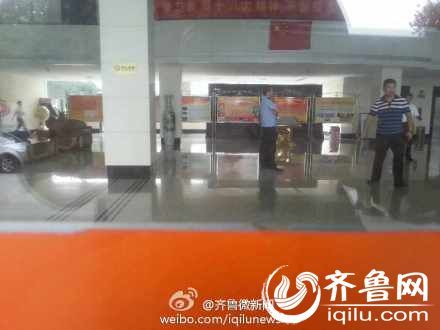 8月8號下午14時許，一女子在山東省衛(wèi)生廳辦公大樓三樓的一間辦公室內(nèi)，被一名年輕男子劫持。