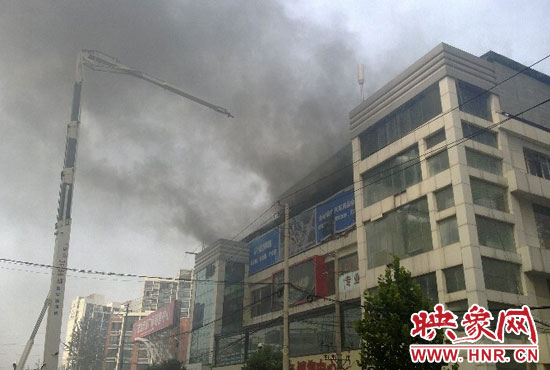 高空滅火消防車在努力控制火勢 高空滅火消防車在努力控制火勢
