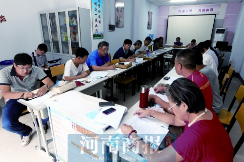 消費者代表和旁聽人員走進社區(qū)，聽取市民關于鄭州地鐵的意見和建議