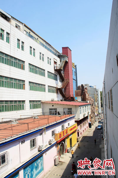 該家具賣場共6層樓，第7層建筑與其他樓層風(fēng)格迥然不同，有明顯后期加蓋痕跡