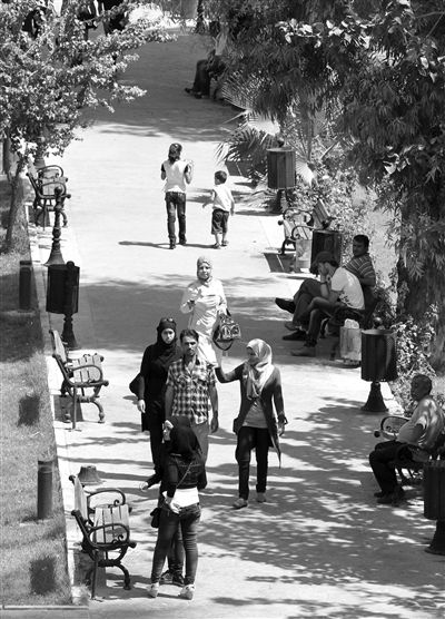 9月5日，敘利亞首都大馬士革，市民在街頭的一處公園內(nèi)散步。