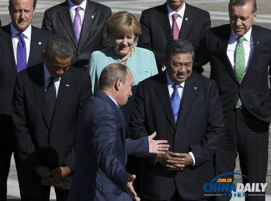 奧巴馬低頭不看普京，普京也閉眼做鬼臉并攤手表無奈。