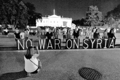 10日，華盛頓，美國反戰(zhàn)民眾在白宮前抗議對敘動武。