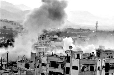 　10日公布的視頻顯示，敘利亞大馬士革地區(qū)，樓房遭重型火炮襲擊，現場濃煙滾滾。