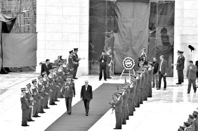 2012年11月27日，開棺檢驗阿拉法特尸骨后，巴方為其舉辦重新安葬儀式。