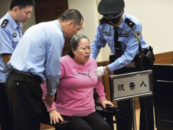 9月24日，在公訴人宣讀起訴書時，丁書苗因身體不停顫抖一度站立不穩(wěn)，被法警扶住