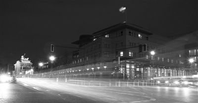 美國(guó)駐德國(guó)大使館夜景，這里被懷疑設(shè)有監(jiān)聽站。