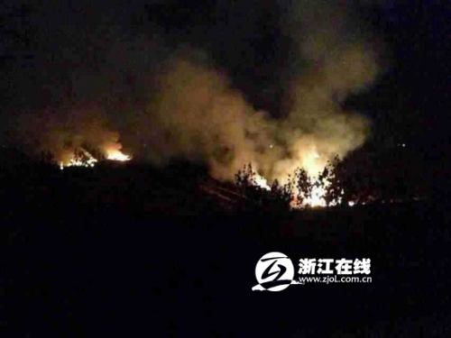 浙江安吉報福鎮(zhèn)上空一直升機爆炸火光沖天(圖) 浙江安吉報福鎮(zhèn)上空一直升機爆炸火光沖天(圖)