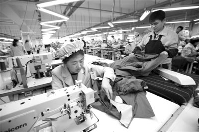 12月19日，朝鮮工人在開城工業(yè)園區(qū)工作。當(dāng)日，由二十國(guó)集團(tuán)（G20）的經(jīng)濟(jì)官員、國(guó)際金融組織相關(guān)負(fù)責(zé)人以及各國(guó)記者等組成的國(guó)際代表團(tuán)訪問(wèn)工業(yè)園區(qū)。今年4月朝鮮單方面關(guān)閉開城工業(yè)園，9月才宣布重開。新華社發(fā)