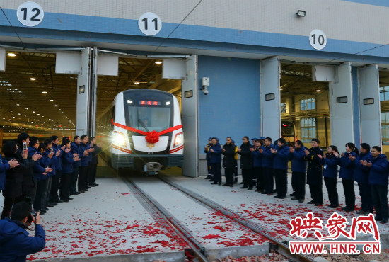 12月28日早上7點(diǎn)39分，編號為0111的列車駛出鄭東車輛段開往市體育中心站