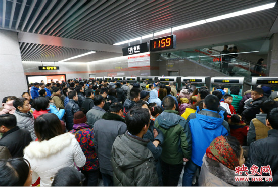 11點(diǎn)59分，紫金山地鐵站售票機(jī)前擠滿了買票的市民，場(chǎng)面如同春運(yùn)