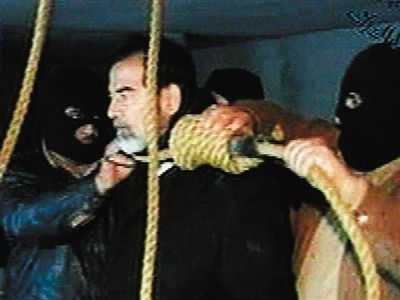 警衛(wèi)給薩達(dá)姆套上絞刑工具。