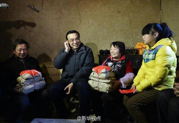 27日，李克強(qiáng)到安康旬陽金坡村看望留守兒童。