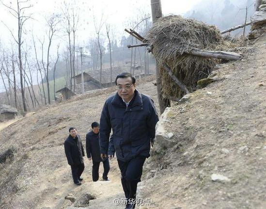 27日，李克強(qiáng)到安康旬陽金坡村看望留守兒童。