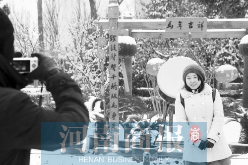 紫荊山公園里布置喜慶，引來不少游客合影留念。記者 楊東華/攝