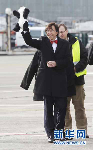 2月23日，在比利時首都布魯塞爾的國家機場，比利時首相迪呂波手舉熊貓玩具歡迎大熊貓“星徽”和“好好”
