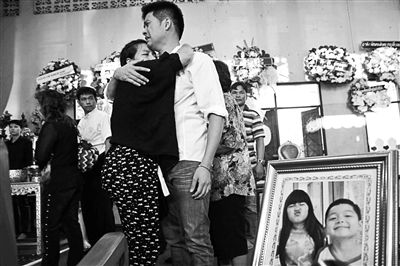 2月24日，泰國曼谷，民眾為在手榴彈襲擊中遇難的兩名兒童舉行葬禮，兩名兒童為姐弟二人，姐姐6歲，弟弟4歲