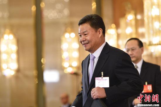 呂新華向中外媒體介紹本次大會(huì)有關(guān)情況并回答記者提問。中新社發(fā) 廖攀 攝