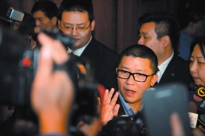 3月10日23時許，與馬航失聯(lián)航班部分乘客家屬乘坐同一航班的乘客在北京首都機場辦理值機手續(xù)。新華社