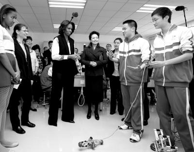 昨天上午，彭麗媛與米歇爾共同參觀北師大二附中，觀看學生們演示自己設計制作的幾何機器人。