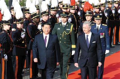 30日，習(xí)近平在會(huì)見比利時(shí)國王菲利普前，出席菲利普國王在王宮廣場舉行的隆重歡迎儀式。新華社發(fā)