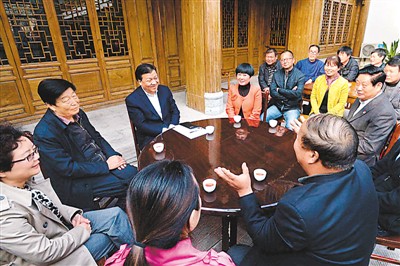 3月23日，劉云山在陜西省咸陽(yáng)市禮泉縣煙霞鎮(zhèn)袁家村與基層干部群眾座談，聽(tīng)取對(duì)教育實(shí)踐活動(dòng)的意見(jiàn)建議。