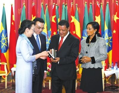 李克強總理與夫人程虹當?shù)貢r間6日上午同埃塞總統(tǒng)穆拉圖夫婦在國家宮會見。會見后，程虹將自己的著作和譯著贈送給姆拉圖總統(tǒng)夫婦。